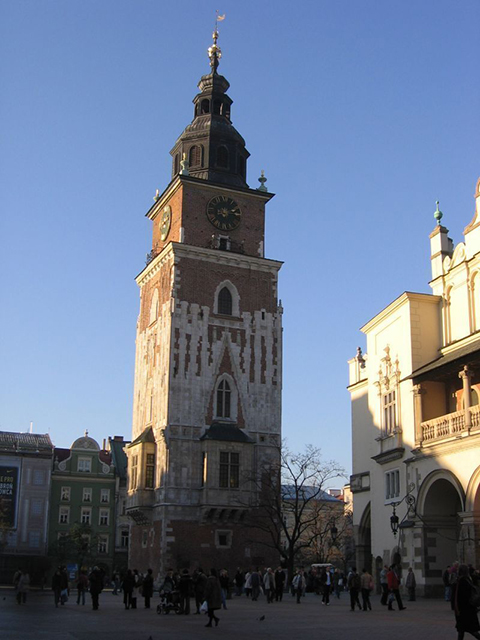 der Rathausturm auf dem krakauer Marktplatz